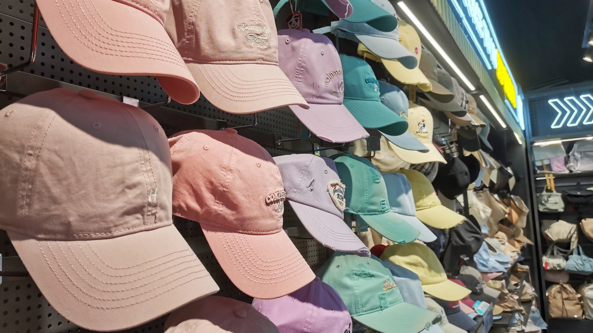 如何平衡精品礼品店自营和联营模式的优势？