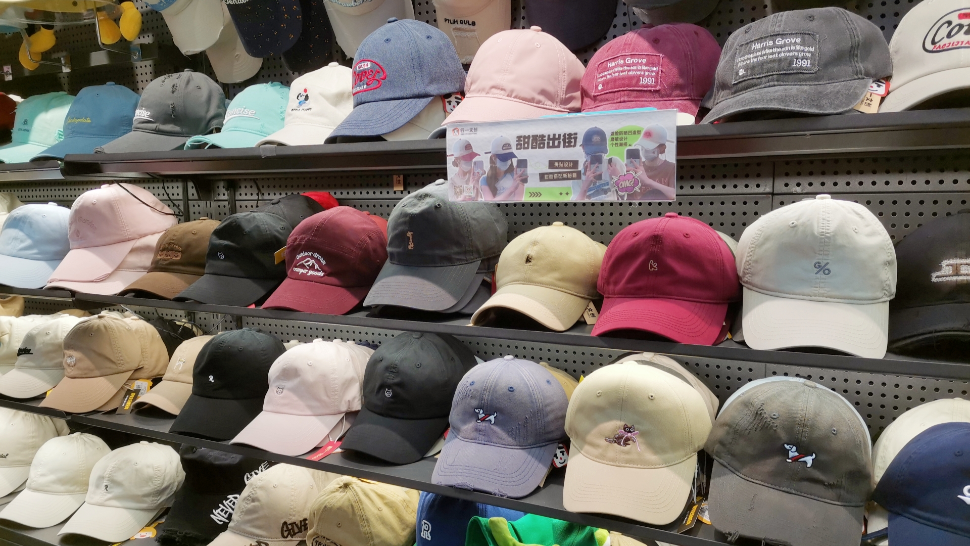 联营精品礼品店的品牌知名度对销售业绩有多大影响？